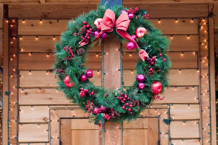 outdoor christmas garland